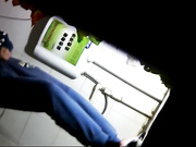 豪门女厕偷拍系列和闺蜜一块上厕所的妹子居然在吃撸串，被敷着面膜上厕所的妹子吓一跳