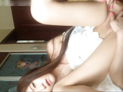 又现一位长得超漂亮的大学生 长发飘飘在家中自慰竟然是的没毛的骚逼