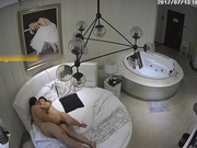 主题酒店偷拍-气质美少妇和单位领导偷情,没想到胖领导战斗力那么强床上已经受不了了,还拉到浴缸