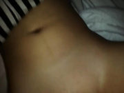 19岁天生白虎B嫩妹 玩手机时被干爹破处哭着说必须轻点 你一动我就感觉疼国语！