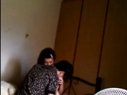 大学情侣逃课到学校附近旅馆开房打炮自拍,完事后怕老板发现还把自己用过的纸装起来带走,妹子的胸真挺！国语