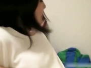 極品嫩妹玩手機時手慢慢放在她私密處沒反抗,有戲趁機上了她,又白又嫩