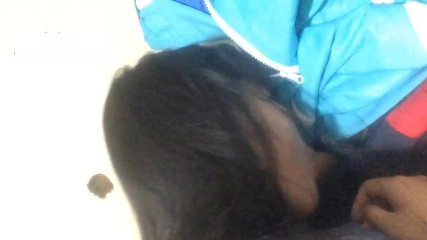 现在的学生真早熟 女生直接帮男友在教室里口爆！