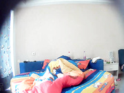 情趣大圆床TP刚睡醒的朋克头捏一把美女的大黑逼毛然后各种姿势来一炮