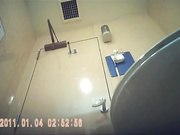 美女如云餐厅女厕TP第22季戴耳塞听着歌的骚货对着镜子扭屁股