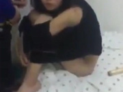 太震惊了,90后妹子好像抓住了闺蜜把柄,让男友操她,自己在旁边拍摄,太紧了男友一直进不去,闺蜜最后还哭了.（内