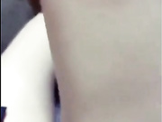 最近比较敢玩的五金店漂亮少妇无视顾客的存在门口露胸摸奶坐在凳子上摸逼据说还能约草