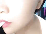 超嫩精品服裝店小老板娘,趁店裏沒人,貨架後面紫薇直播,太騷了,中間來個試衣服的客人