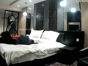 大学生情侣校外开房啪啪进屋就缠绵吃点东西开始打炮女友身材一流奶子饱满阴毛性感太猛貌似把避孕套干漏了