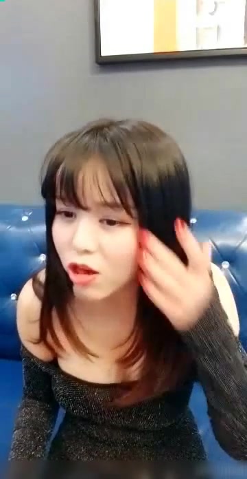 瞅着很眼熟的童颜大奶美眉撕破丝袜和粉丝炮友在KTV的沙发上啪啪