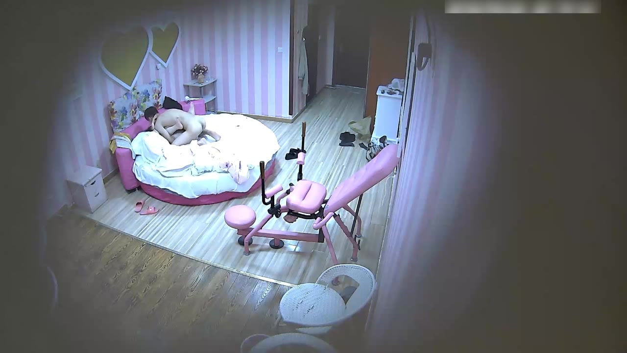 年轻性感大大学美女和帅气男友特色酒店第一次见炮椅2人研究后发现坏了最后在床上各种姿势疯狂抽插!太能操了!