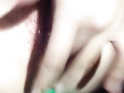 小美女在家一个人偷偷用火腿自慰，高潮了水流不止