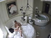 精品特色房偷拍气质漂亮的美艳少妇被经验丰富技巧到位的情人玩的欲死欲仙,高潮不断呻吟,差点没把她搞虚脱!