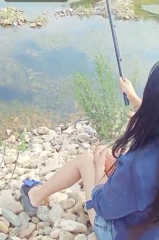 东北大哥带24岁失恋女同事野钓散心妹子喝醉了车里休息大哥只好车里草“ 尸 ”