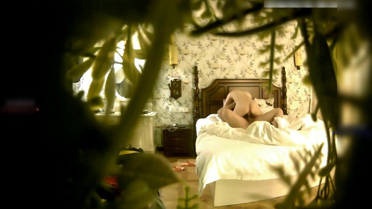 特色酒店偷拍年轻漂亮的小美女和聊了很久的微信网友酒店开房,男的鸡鸡又粗又长各种爆插,干完还问：累不累!