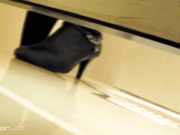 坐盗市最新流出美罗城商场的女人拿着手机换卫生巾的美眉