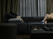 大鸡巴猛男家中沙发上爆操极品小鲜妹,鸡巴刚进去就把人家干哭了,说：痛,我要回家找我妈！露脸,精彩对白！