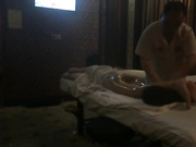 小学徒偷拍老师傅给年轻女顾客做全裸推油兼阴道推拿按摩大开眼界