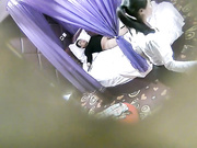 特色情趣酒店帘子房偷拍胖哥和斯文眼镜女友开房啪啪床边站着干