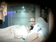 特色酒店TP顾不上吃饭的年轻小情侣带着撸串啤酒来嗨皮干完匆匆吃几口歇会继续再干