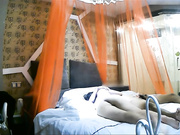 太会装了,漂亮美女正吃情人鸡鸡突然接到男友电话骗说：外面热,困死了.挂完电话又和情人说：宝宝是不是很厉害