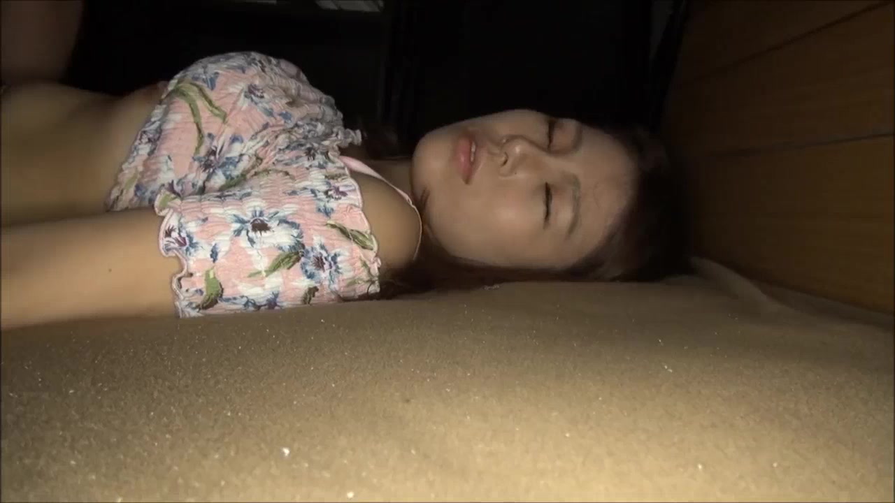 國內真實咪J-美女的逼毛刮的好幹凈，手插進去很多水，鮑魚逼就是舒服