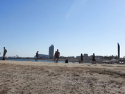 热度持续上升的迪卡侬门事件女主角CB站中日混血妹袒胸露乳漫步人来人往的海滩边趁人不注意脱光自慰喷水