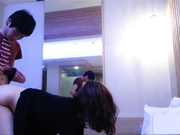 最新獨家流出視訊：小年輕在淫蕩女友雙嘴攻擊下速速繳械口爆