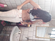 新疆漂亮妹子简陋卫生间洗澡擦身子全过程高清完整版 身材真好乳房毛毛诱人