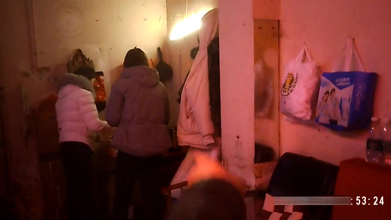 快餐达人寒冬深夜路边店泄泄火一屋姑娘任你选说看着都不错建议他玩3P4P最后选个大波肥穴阴毛没几根的妹子