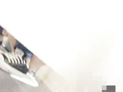 冒死偷窥短T恤牛仔裤女神妹子嘘嘘,嫩出水的细白腿和窄小逼洞真心受不了