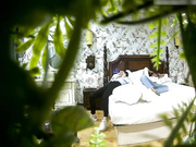 想要又装矜持的漂亮美女和已经见了几次面的网友酒店私会,有点害羞一直玩手机被男的扑倒扒光衣服猛烈爆插!