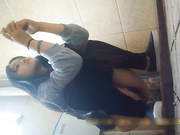 外站最新流出作品-某高校公共女廁拍攝到的氣質美女如廁噓噓