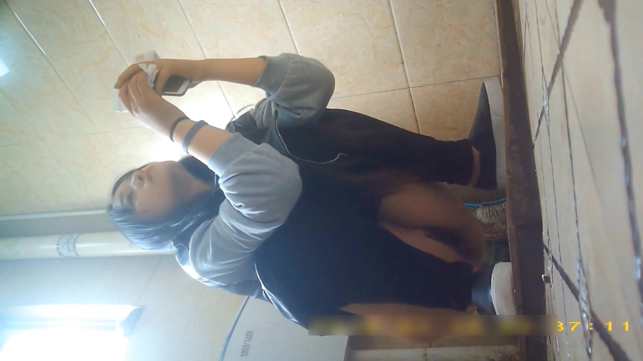 外站最新流出作品-某高校公共女廁拍攝到的氣質美女如廁噓噓