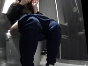 外站最新流出购物广场女厕固定高清针孔摄像机偷拍来方便的美女还有妹子在里面玩自拍的