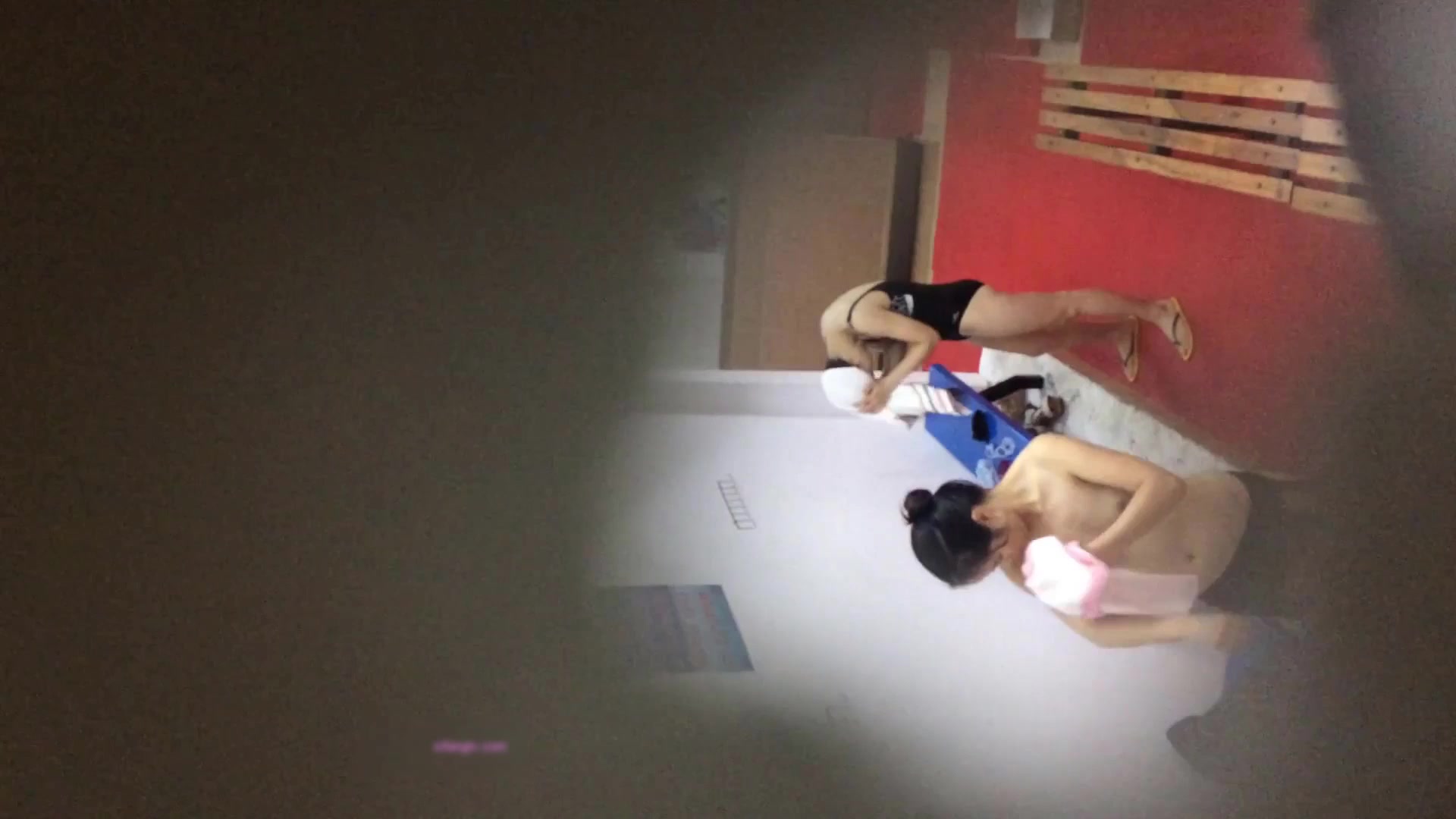 国内大神女男扮女装暗藏偷拍设备潜入游泳池更衣室偷窥妹子换泳衣