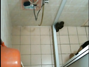 帮助邻居眼镜妹子修理热水器顺便在浴室安装针孔 妹子洗之前还哗哗尿一泼 身材真好奶子大小正合适