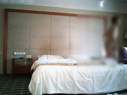 大老板欲望高涨私人会所点2个高价气质大波妹子玩双飞服务一流帝王般享受干一个另一个自摸操的说亲爱的用力对白淫荡