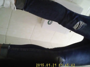 国内牛人潜入某大厦女厕偷窥绑带凉鞋妹子尿尿小阴唇张开真好看