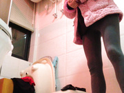 房东浴室偷放摄像头偷窥眼镜少妇尿尿用消毒液开水洗逼