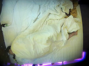 精品酒店上帝视角近距离偷拍包皮过长小哥和牛仔短裤靓妹啪啪完相互研究对方性器官