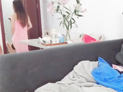 高挑性感的极品美女见闺蜜男友在沙发上休息时扒他裤子坐上面操,男说：要不是看你是我老婆闺蜜早就操你了!