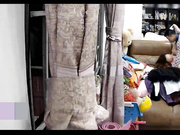 美娇妻趴沙发边玩手机边吃屌啪啪