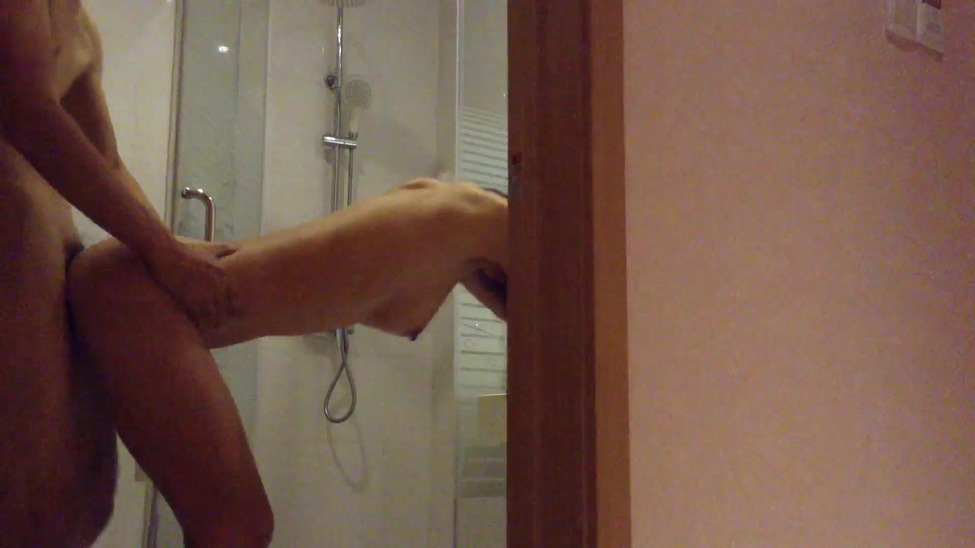 身材不错的年轻情侣酒店浴室激情啪啪妹子翘臀撅起屁股被猛烈后插到啊啊大叫干完掰开逼看看