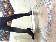 同学聚会上趁机偷怕黑丝袜黑高跟细长腿妹的极品女同学上厕所