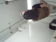 最新全景云上会 无死角围拍人字拖粉阴唇美少女从狭窄逼缝喷出两股清流