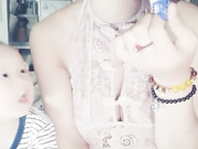 短发妈妈自慰大秀 孩子在旁边玩耍 还很小不懂事 插了好多淫水