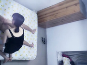 同居情侣晚上做爱呻吟太大声把房东给吸引过来偷窥两人还挺会玩的