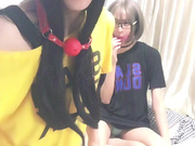 高挑性感的CD伪娘胡玥枫搞萌萌哒眼镜闺蜜，两根鸡巴交汇在一起发生的激烈碰撞！