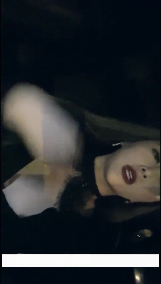 极品身材靓乳美女『法拉女神』凌晨土豪粉丝约炮户外车震 玩操1小时竟无套内射 车外还有人走动太刺激了